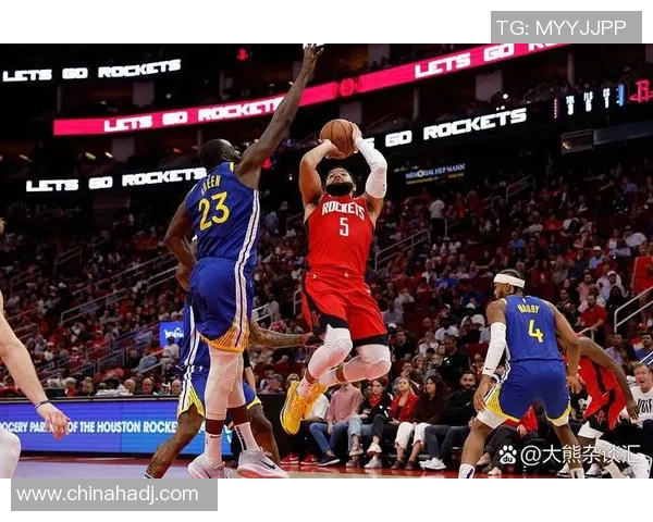 库里连续3场砍下30+创下新纪录，引领勇士再胜火箭