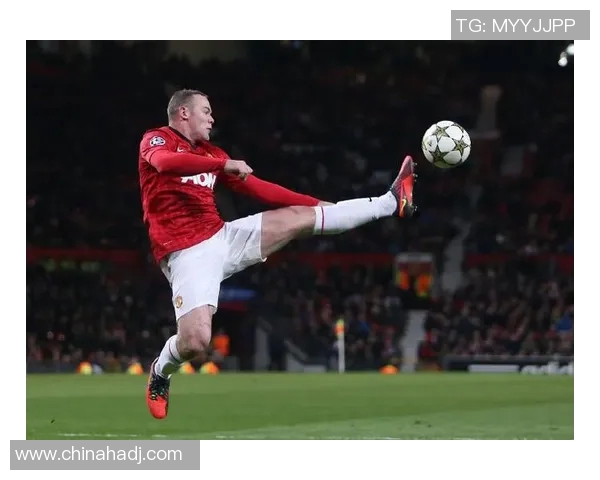 鲁尼重回老特拉福德，曼联球迷掀起一片鼓舞