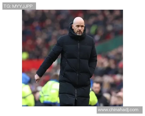曼联官方宣布解雇主帅滕哈赫，球迷不满队内混乱局面待解